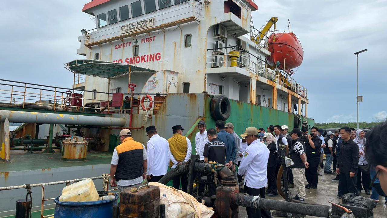 Peninjauan Dermaga Pelabuhan Kawasan Ekonomi Khusus (KEK) Maloy Batuta Trans Kalimantan